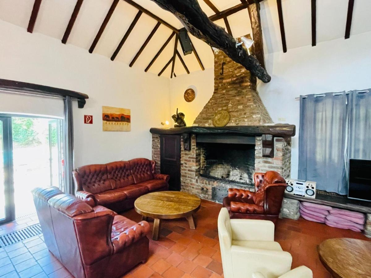 Magnificent Farmhouse In Sint Joost 外观 照片